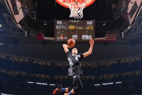 开云官网-19中8！库里27+6勇士不敌残阵雄鹿：关键时刻连续失误葬送比赛，勇士库里经典比赛